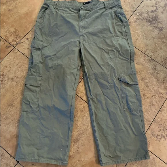 ASOS DESIGN Curve oversized cargo trouser with multi pocket in khaki - Picture 4 of 7